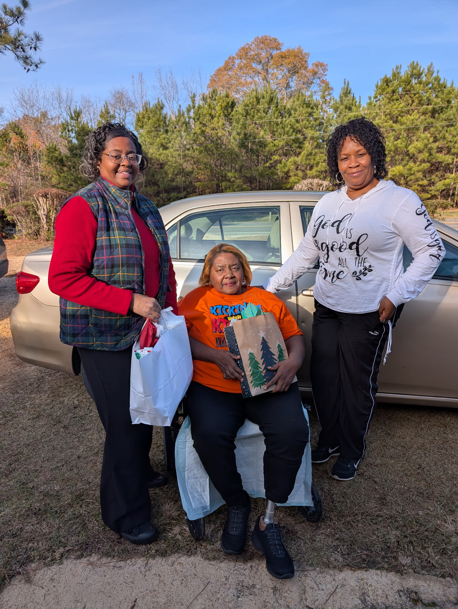 Dr. Shelicia Morton-Ford & Ethel Johnson passing out the prepped holiday bags. Dr. Shelicia Morton-Ford & Ethel Johnson passing out the prepped holiday bags.